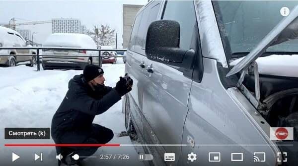Менеджер CarPrice снимает на видео состояние покрытия