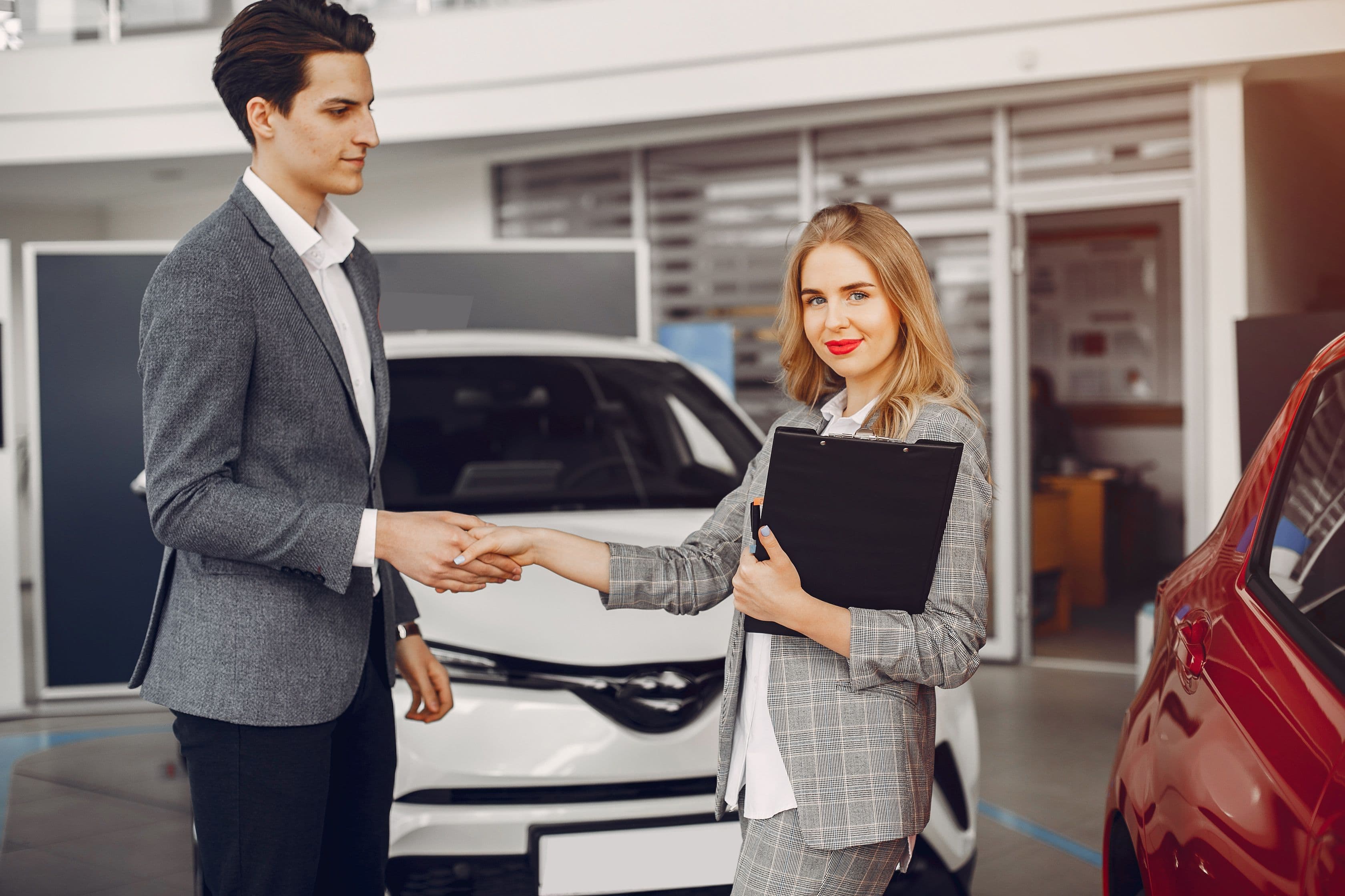 успешная продажа автомобиля в автосалоне